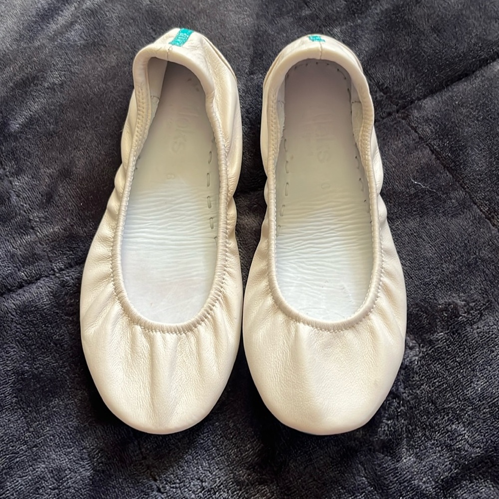 Tieks size 6 cream flats shoes